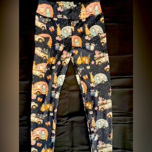 Cute pair of winter camping themed leggings,  with pockets!